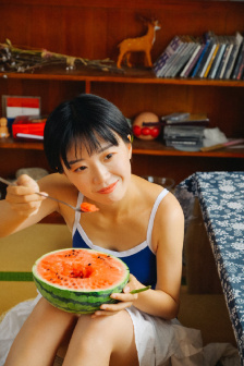 丰满少妇张开大白腿摄影图片